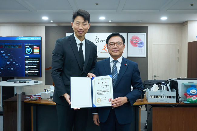 [사진] 천안시청 부시장실에서 김석필 권한대행이 김근환 해설위원에게 위촉장을 전달하고 있다.