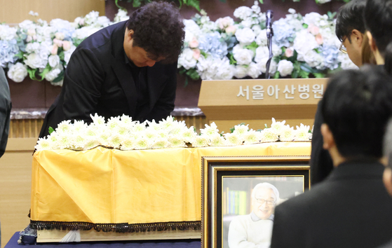 국민배우 이순재가 91세를 일기로 별세한 가운데, 27일 오전 서울 송파구 아산병원에서 열린 영결식에서 배우 정준하가 헌화를 하고 있다.  뉴스1