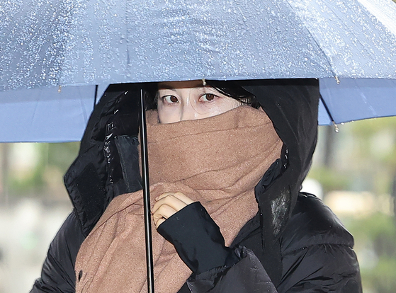 음주운전 및 불법숙박업 혐의로 1심에서 벌금형을 선고받은 문재인 전 대통령의 딸 다혜씨가 27일 오전 서울 서울서부지방법원에서 열린 항소심 1차 공판기일에 출석하고 있다. 뉴스1