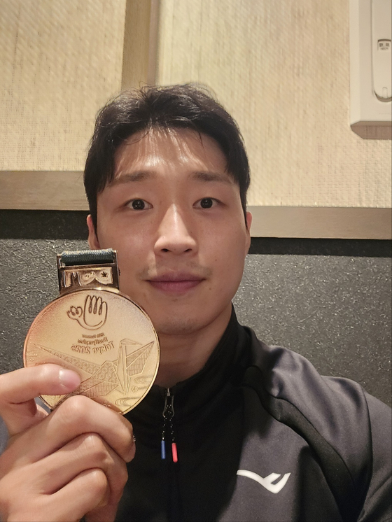 데플림픽 금메달을 들어보이는 김민석. 사진 김민석