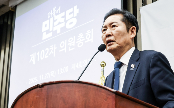 정청래 더불어민주당 대표가 27일 오후 국회에서 열린 의원총회에 참석해 발언하고 있다. 김성룡 기자