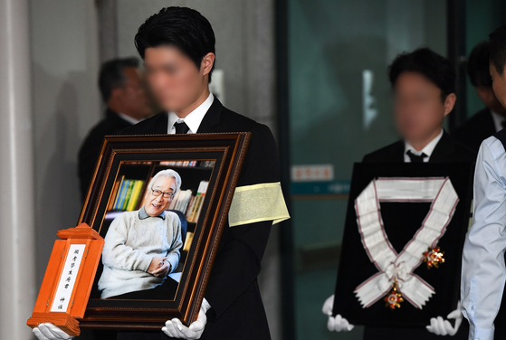 영결식이 끝난 오전 6시 15분 경 발인식이 진행됐다. 고인의 영정을 가족들이 운구하고 있다. 뉴스1