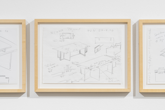 '도널드 저드: 가구' 전시에 나온 저드의 가구 제작 드로잉. 간단한 그림과 사이즈, 설명을 가지고 동네 목수나 용접 공장에 주문했다. 사진 저드 재단