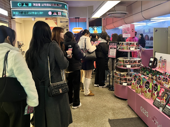 GS25 도어투성수에서 열린 오징어게임 팝업 현장 이미지. 오징어 게임 미션 참가를 위해 고객들이 줄을 서고 있다. 사진 GS리테일
