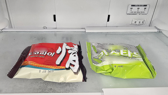 냉장고 안에 들어 있는 초코파이와 커스터드. 김준희 기자