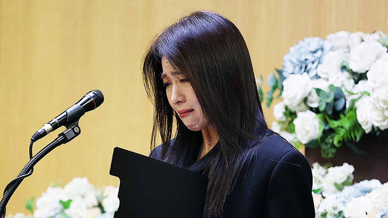  배우 하지원이 27일 서울 송파구 서울아산병원 장례식장에서 엄수된 배우 이순재 영결식에서 추도사를 하고 있다. 연합뉴스