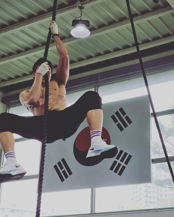 이천 장애인선수촌 유도장에서 밧줄 타기 훈련하는 김민석. 사진 포항시청