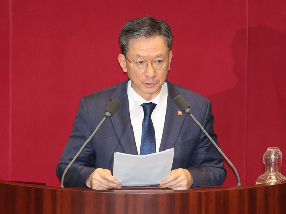 정성호 법무부 장관이 27일 국회 본회의에서 국민의힘 추경호 의원에 대한 체포동의안 표결 전 설명을 하고 있다. 연합뉴스