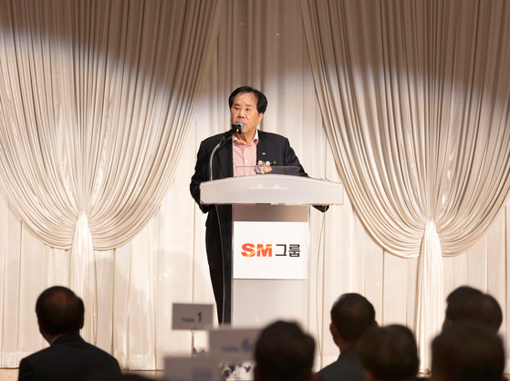 우오현 SM그룹 회장이 지난 26일 서울 마포구 중소기업DMC타워에서 열린 ‘2025 건설부문 협력사 초청 정기간담회’에서 축사를 하고 있다. 이날 간담회에는 우오현 회장, 임동복 SM그룹 건설부문장, 건설부문 각 계열사 대표이사들과 협력사 60여곳 대표들이 나란히 참석해 상생과 동반성장에 뜻을 함께했다. 사진 SM그룹