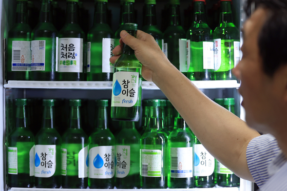 서울 종로구의 한 중식당에서 직원이 소주를 정리하고 있다. 뉴스1