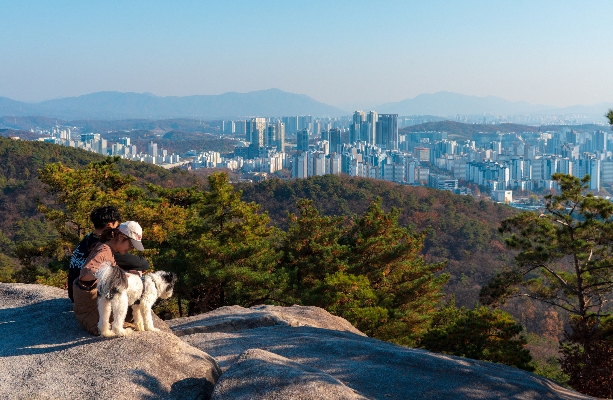 불암산 애기봉. 204m 높이의 야트막한 봉우리다. 시원한 전망, 쉬운 코스 덕분에 초보 등산객들에게 인기가 높다. 백종현 기자 