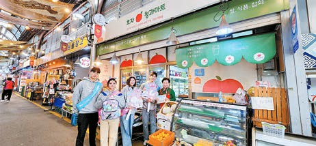 통인시장 효자청과마트 상인이 ‘서울동행관광캠페인2025’ 기념촬영을 하고 있다.