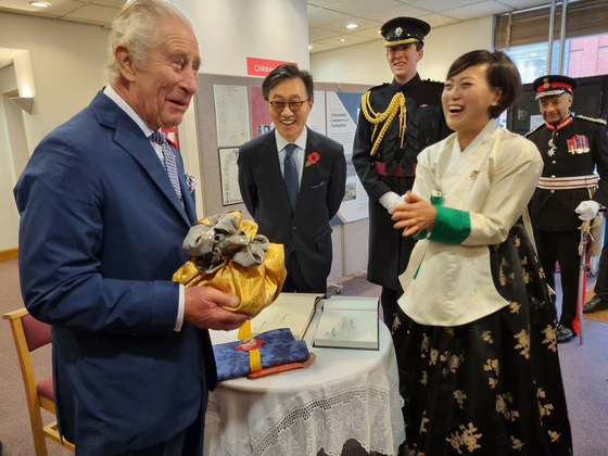 지난 2023년 11월 8일 영국 찰스 3세 국왕이 이하연 명인이 담근 김치를 선물받고 있다. 사진 이 명인