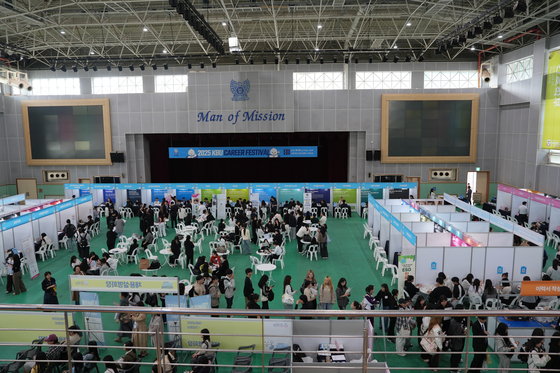 지난 10월 15일 경복대 남양주캠퍼스 체육관에서 열린 ‘2025 KBU 커리어 페스티벌’에서 학생들이 취업 정보를 살펴보고 있다. 경복대 재학생뿐 아니라 졸업생과 남양주시 지역 시민들까지 참여 가능한 개방형 행사로 꾸며졌다. [사진 경복대]