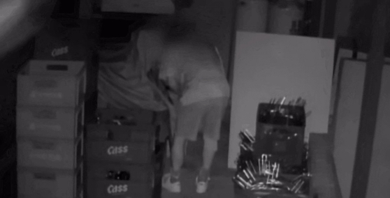 50대 남성이 대구의 한 한우식당에서 술을 훔치고 있는 모습. 사진 JTBC ‘사건반장’ 캡처