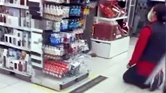 지난 21일 순천 다이소 매장에서 직원이 여성 손님앞에 무릎꿇은 채 사과하고 있다. 사진 온라인 커뮤니티 캡처