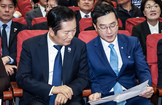 더불어민주당 정청래(왼쪽) 대표와 장경태 의원. 김성룡 기자