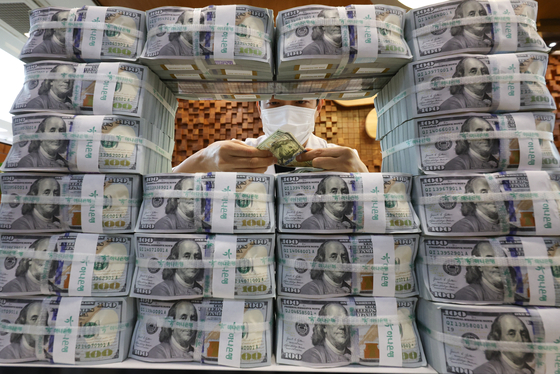 달러당 원화 가치가 떨어지며 달러예금·달러보험 등 환차익을 노린 금융상품이 인기를 끌고 있다. 뉴스1