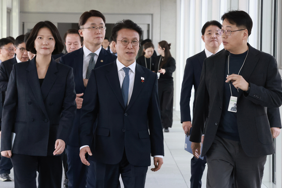 김민석 국무총리가 27일 오후 세종시 네이버 데이터센터 각(閣) 세종을 방문, 공장 내부 시찰을 하고 있다. 사진 총리실
