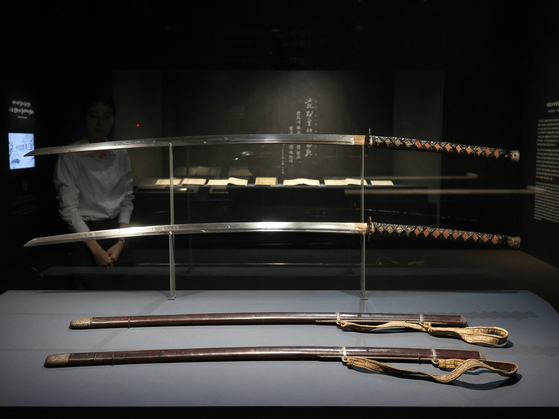 27일 서울 용산구 국립중앙박물관에서 '우리들의 이순신' 전시 언론공개회에서 참석자가 '이순신 장검'을 둘러보고 있다. 충무공 탄신 480주년과 광복 80주년을 맞아 선보이는 전시는 다음 달 4일까지는 무료 개방한다. 연합뉴스