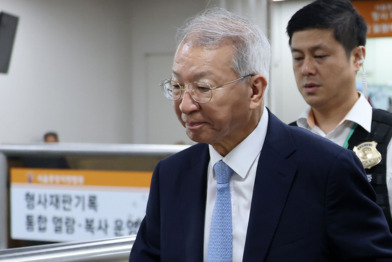양승태 전 대법원장이 지난 9월 3일 오전 서울 서초구 서울고등법원에서 열린 직권남용 권리 행사 방해 혐의 2심 결심 공판에 출석하고 있다. 뉴스1