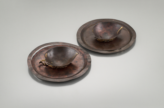 국립중앙박물관은 충무공 이순신 탄신 480주년 및 광복 80주년 기념특별전 '우리들의 이순신'을 2025년 11월 28일부터 2026년 3월 3일까지 특별전시실2에서 연다. 국보 6건 15점을 포함해 총 258건 369점의 전시품을 선보이는 사상 최대 규모의 이순신 전시다. 사진은 충무공이 생전에 사용한 복숭아 모양 잔. 사진 국립중앙박물관