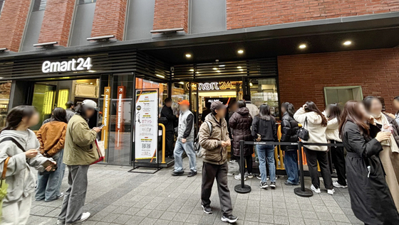 27일 오후, 프리오픈부터 고객으로 북적이는 이마트24의 플래그십스토어 '트렌드랩 성수점'의 모습. 사진 이마트24