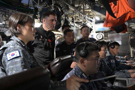 앵거스 탑시 캐나다 해군사령관과 강동구 잠수함사령관이 지난달 31일 도산안창호급 잠수함(SS-III, 3,000t급)내부를 둘러보고 있다. 사진 해군
