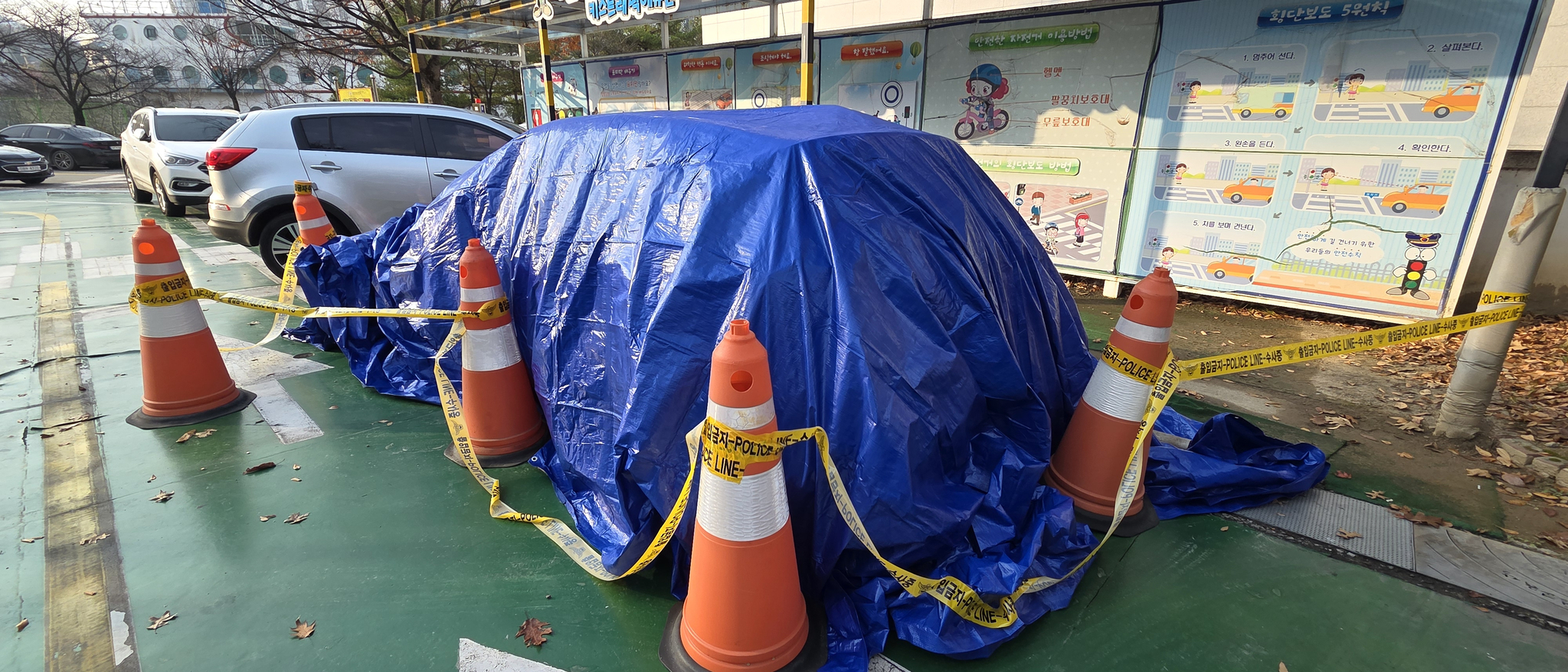 청주에서 장기실종된 여성의 SUV가 27일 오전 충북경찰청의 한 주차장에 보관돼 있다. 경찰은 전날 충주호에서 이 SUV를 인양했다. 연합뉴스