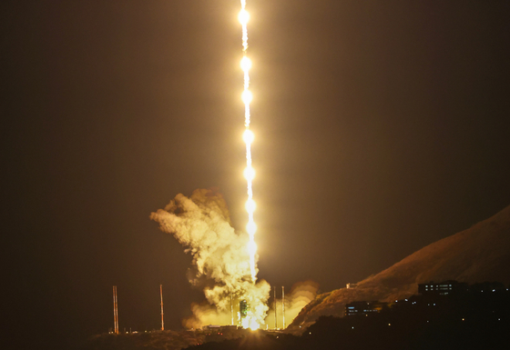 한국형 발사체 누리호(KSLV-Ⅱ)가 27일 새벽 전남 고흥군 나로우주센터에서 4차 발사를 맞아 우주로 날아오르고 있다.  차세대중형위성 3호(1기)를 비롯해 큐브위성 12기 등 총 13기의 위성을 실은 누리호는 오로라를 비롯한 우주환경 관측부터 항암제 연구 등 우주 바이오 실험까지 다양한 임무를 추진한다. 뉴스1