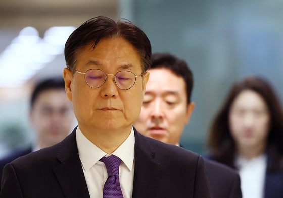 이관섭 당시 대통령 비서실장이 지난해 4월 1일 서울 용산 대통령실에서 4·10 총선 결과 관련 브리핑을 위해 입장하고 있다. 김현동 기자