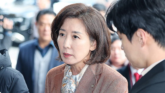 나경원 국민의힘 의원이 20일 서울 양천구 남부지법에서 열린 '자유한국당 패스트트랙(신속처리안건) 충돌 사건' 1심 선고 공판에 출석하며 취재진 질문에 답하고 있다. 뉴스1