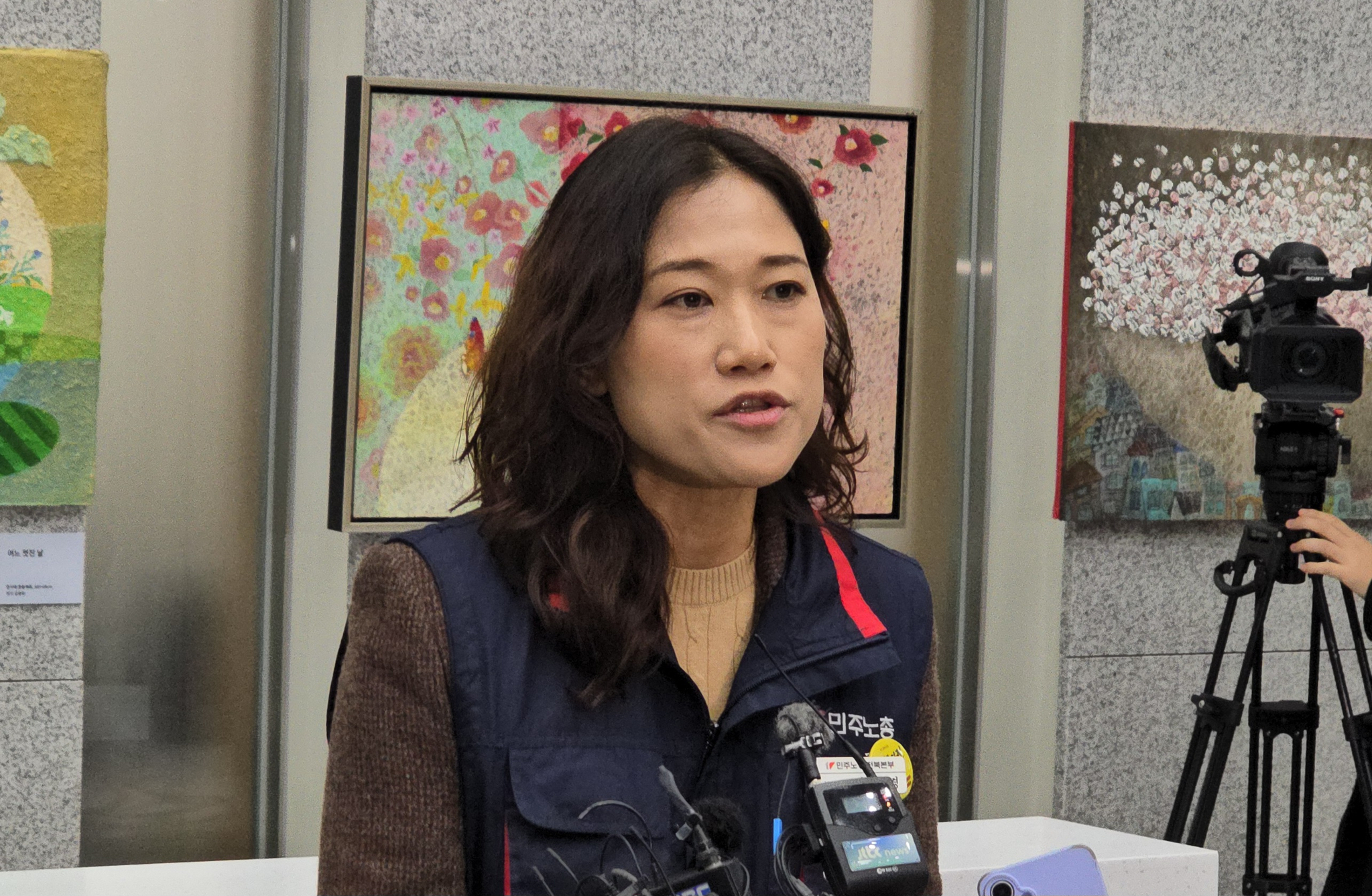 27일 오전 전주지법에서 열린 '초코파이 절도 사건' 항소심 선고 공판에서 재판부가 벌금 5만원을 선고한 원심을 깨고 무죄를 선고한 직후 이민경 민주노총 전북본부장이 취재진에게 "비정상이 정상이 된 당연한 판결"이라며 반기고 있다. 김준희 기자