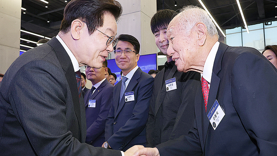 신동식 회장이 지난 9월 서울 마포구 프론트원에서 열린 국민성장펀드 보고대회에서 이재명 대통령과 인사하고 있다. 연합뉴스