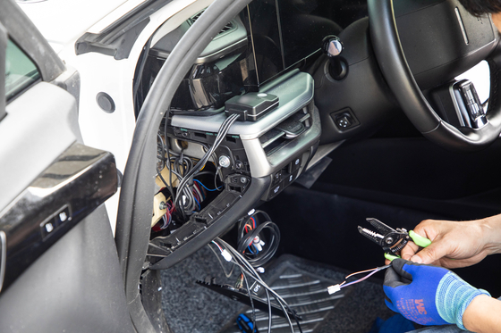 기존 차량에 페달 오조작 방지장치를 설치하는 모습. 사진 한국교통안전공단