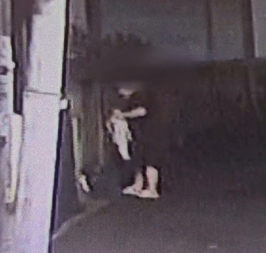 경기남부경찰청 형사기동대 1팀은 전기통신사업법 위반 혐의로 발신번호 거짓표시 중계소를 관리 운영한 일당 63명을 검거했다. 사진은 관리책이 섭외한 사람이 변작기를 던지기 수법으로 유통하는 모습. 사진 경기남부경찰청