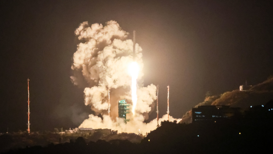 한국형발사체 누리호가 27일 새벽 전남 고흥군 나로우주센터에 4차 발사되고 있다. 김경록 기자 