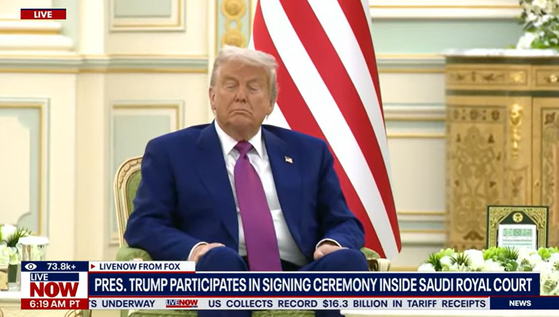 트럼프 대통령은 지난 5월13일 사우디아라비아 수도 리야드의 왕궁에서 열린 서명식에서 졸린 표정으로 눈을 감았다 뜨고 갑자기 깨는 듯한 모습을 보였다. 사진 폭스뉴스 캡처