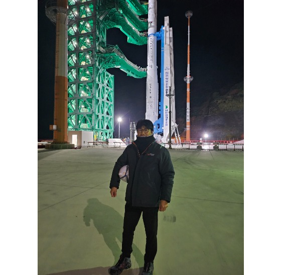 정광수 한화에어로스페이스 우주사업부 체계종합2팀장이 26일 밤, 발사를 앞둔 누리호 앞에 서 있다. 정 팀장은 발사 이후 "20년의 노력이 헛되지 않았단 생각에 만감이 교차하며 속으로 울었지만, 다음주엔 5호 작업을 마저 해야 한다"고 말했다. 사진 한화에어로스페이스