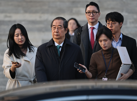 한덕수 전 국무총리가 26일 오후 서울중앙지법에서 열린 내란 우두머리 방조, 내란 중요임무 종사 및 위증 등 혐의 사건 결심 공판이 끝난 뒤 법원을 나서고 있다. 이날 내란특검팀은 한 전 총리에게 징역 15년을 구형했다. 재판부는 선고 기일을 내년 1월 21일 또는 28일로 예고했다. 강정현 기자