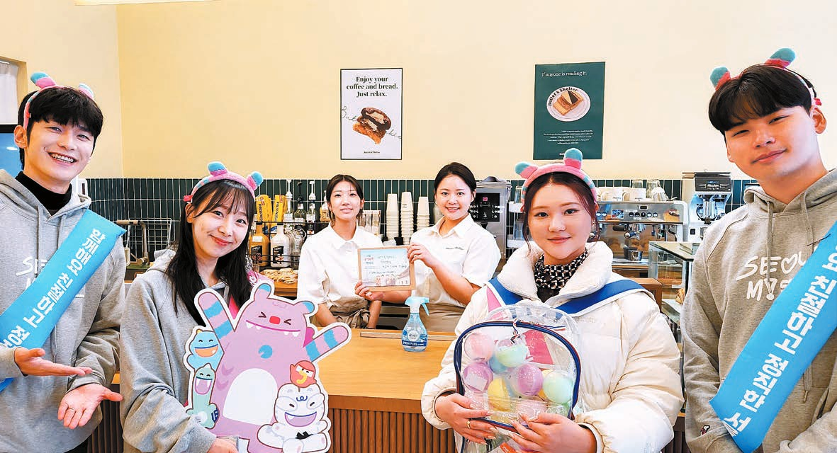 버터샌드 전문점 ‘버터앤쉴터’ 상인들이 자발적 참여로 ‘서울동행관광캠페인2025’에 참여했다. 서울특별시관광협회는 이 캠페인을 통해 공정한 거래 질서를 확립하고, 내외국인 관광객의 신뢰를 높이고 있다. [사진 서울특별시관광협회]
