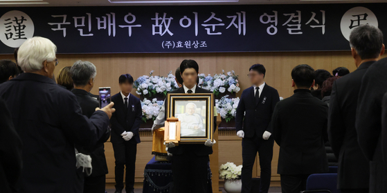 27일 서울 송파구 서울아산병원 장례식장에서 배우 이순재 영결식이 엄수되고 있다. 연합뉴스