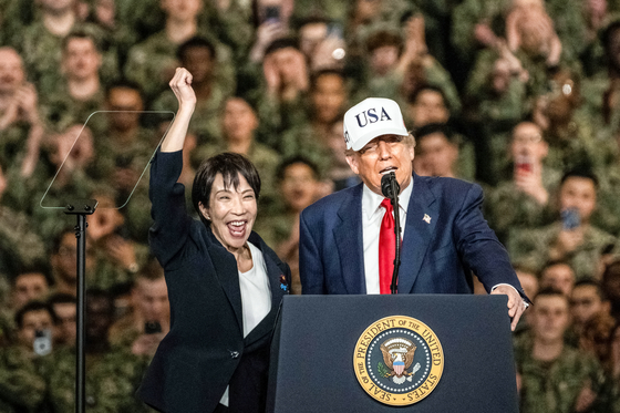 지난달 28일 일본을 방문한 도널드 트럼프 미국 대통령이 요코스카 미해군기지에서 다카이치 사나에 일본 총리를 소개하고 있다. AFP=연합뉴스 
