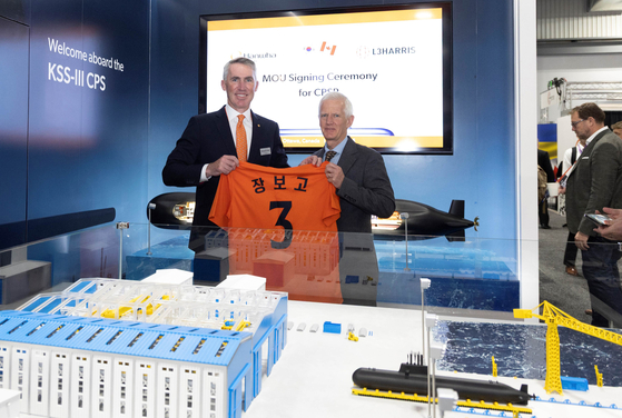한화오션은 캐나다 최대 방산 전시회 'CANSEC'에서 현지 업체들과 파트너십을 구축했다고 지난 5월 30일 밝혔다. 마이클 쿨터 한화 글로벌디펜스 CEO(왼쪽)와 리치 포스터 L3 해리스 맵스 부사장이 기념 촬영하고 있다. 사진 한화오션