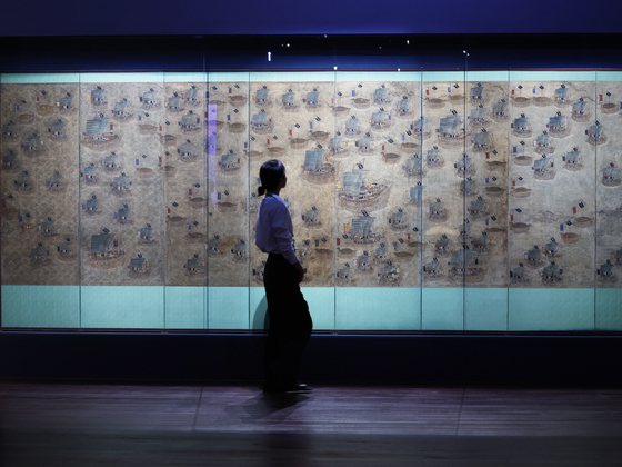 27일 서울 용산구 국립중앙박물관에서 열린 '우리들의 이순신' 전시 언론공개회에서 참석자가 '수군조련도병'을 둘러보고 있다. 충무공 탄신 480주년과 광복 80주년을 맞아 선보이는 전시는 다음 달 4일까지는 무료 개방한다. 연합뉴스