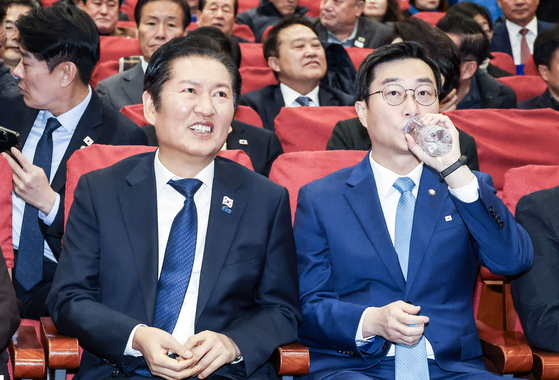 정청래 더불어민주당 대표가 25일 오전 국회 의원회관에서 열린 서울시당 ‘천만의 꿈 경청단’ 출범식에 참석해 장경태 서울시당 위원장과 대화하고 있다. 김성룡 기자. 2025.11.25.