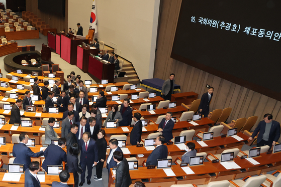 계엄 해제 의결을 방해한 혐의(내란 중요임무 종사)로 구속영장이 청구된 국민의힘 추경호 의원이 27일 국회 본회의에서 자신의 체포동의안 표결에 앞서 신상발언을 한 뒤 국민의힘 의원들과 퇴장하고 있다. 연합뉴스