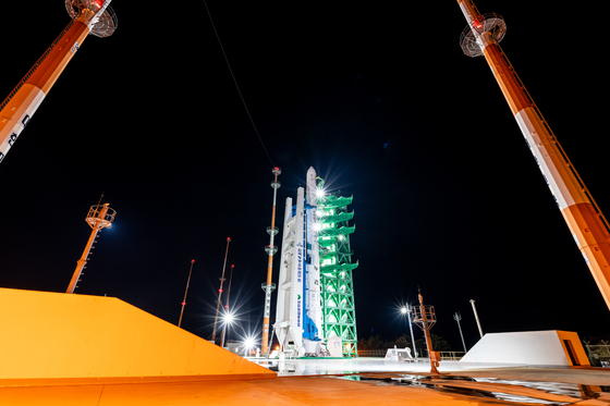 26일 전남 고흥군 나로우주센터에서 첫 야간 발사를 앞두고 있는 누리호. 사진 한국항공우주연구원