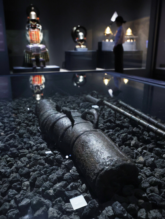 27일 서울 용산구 국립중앙박물관에서 열린 '우리들의 이순신' 전시 언론공개회에서 참석자가 '지자총통편'을 둘러보고 있다. 충무공 탄신 480주년과 광복 80주년을 맞아 선보이는 전시는 다음 달 4일까지는 무료 개방한다. 연합뉴스