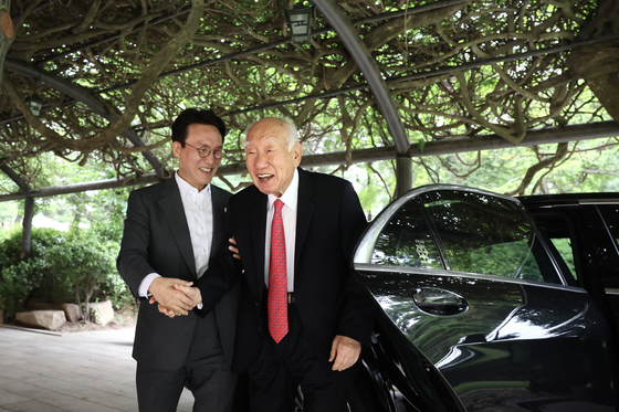 김민석 국무총리가 지난 7월 31일 서울 종로구 국무총리 공관 앞에서 신동식 한국해사기술 회장을 직접 맞이했다. 사진 총리실